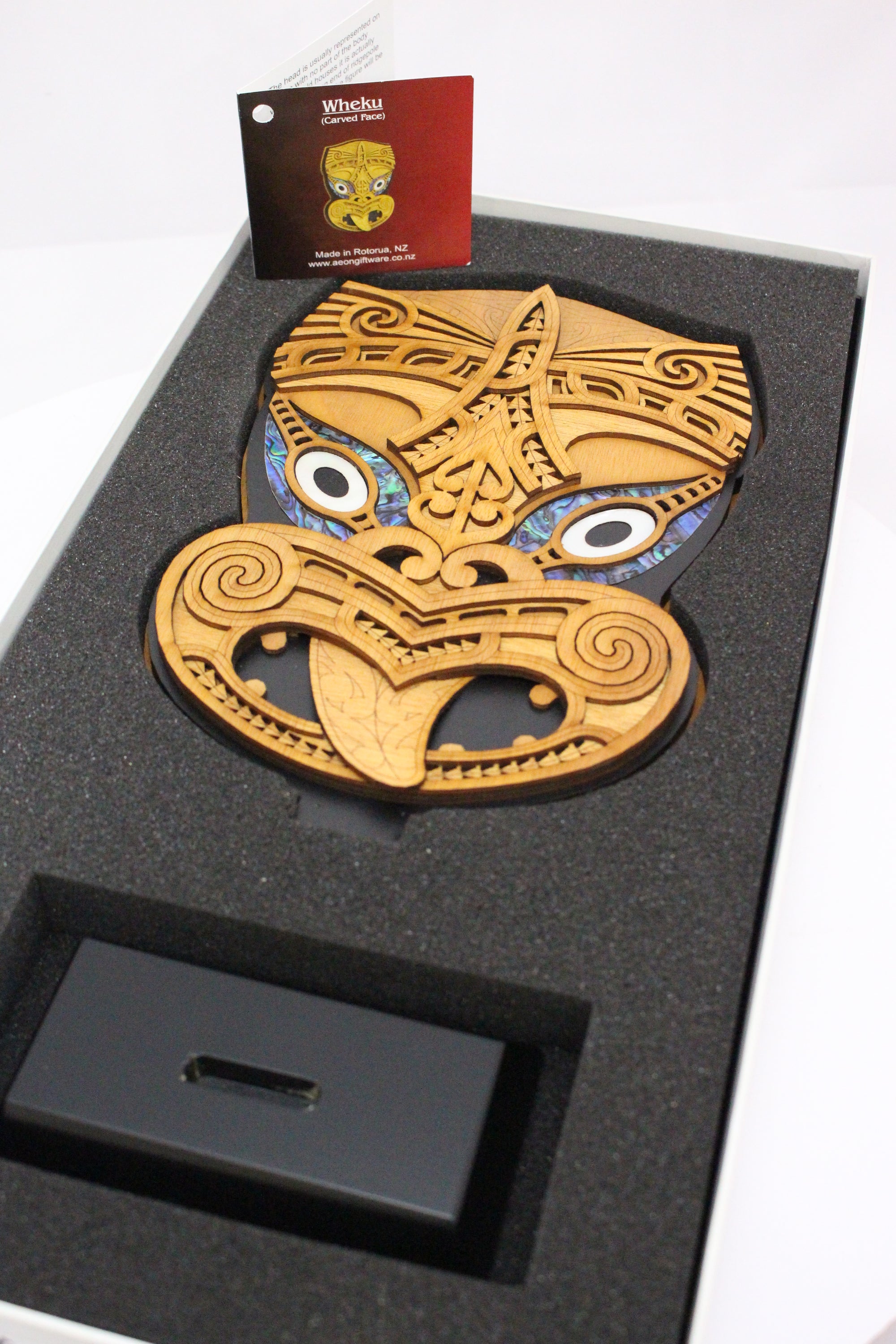 Large Standing Wheku